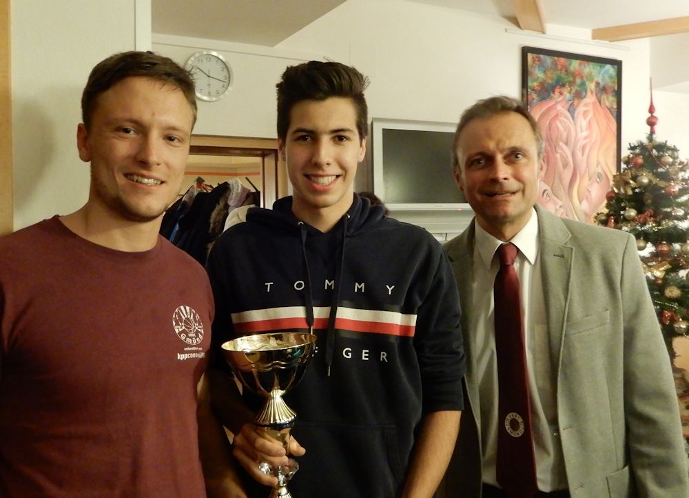 Lea Koppensteiner bekommt den Roubin-Rene-Pokal von Obmann Christoph Vogl und Michael Traxler überreicht