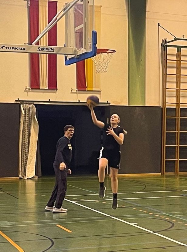 DIn allen Belangen überlegen - die Heimakteure aus Neuhaus