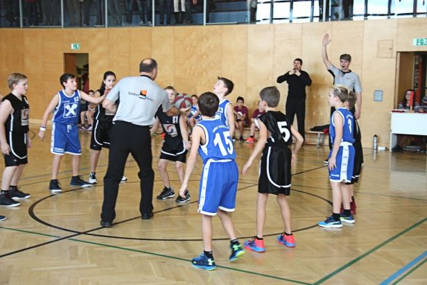 UBBC U12 beim Aufwurf - die Meisterschaft kann beginnen