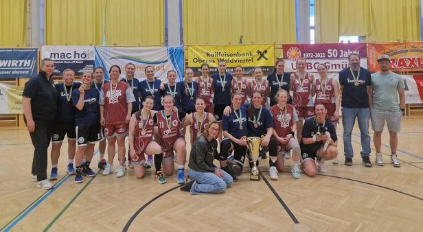 Das finale Foto der Meisterschaft zeigt beide Teams mit ihren Medaillen