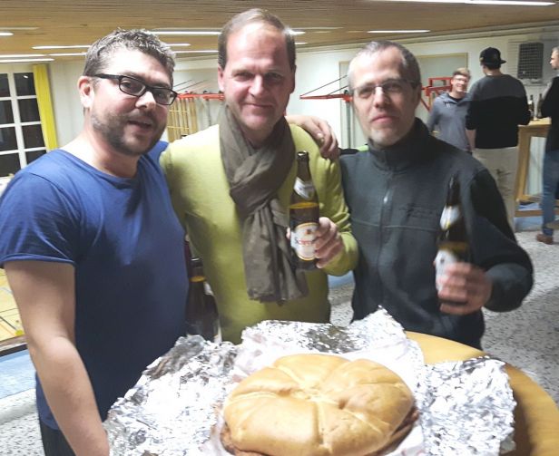 UBBC-Hobby Präsident Peter Döller mit Riesenleberkässemmel