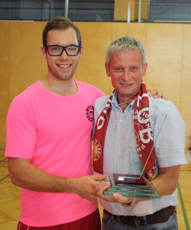 UBBC Herren 2 bei Pokalübergabe an Kapitän