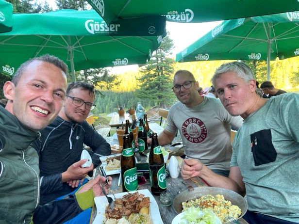 Eine Wandergruppe erkundet die Hohen Tauern