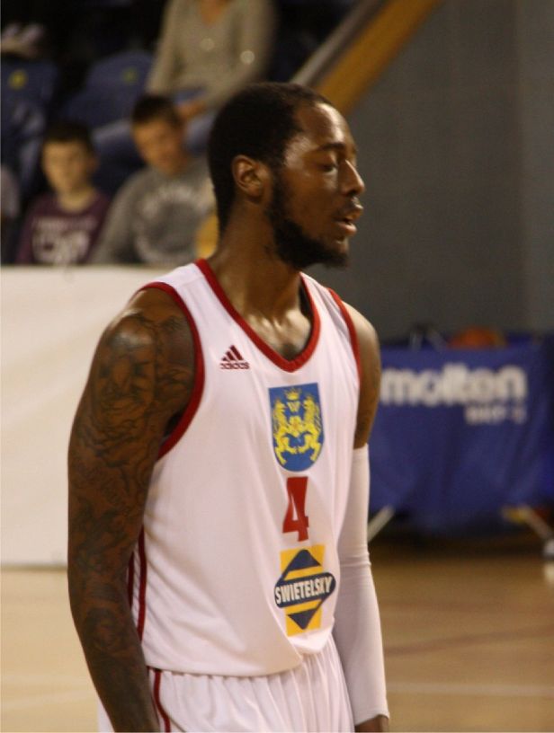 Dieser Spieler bescherte alles großes Vergnügen . aus den Lüften der Halle kam er vorbeigeflogen und dunkte den Ball in den Korb